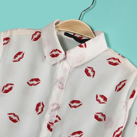 Camicia con fantasia baci